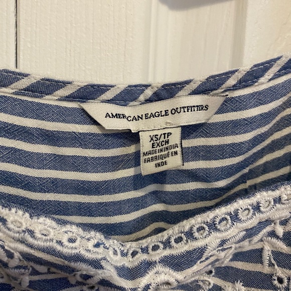 3/$30 ✨ Cropped Dainty American Eagle Eyelet Top - Picture 4 of 4